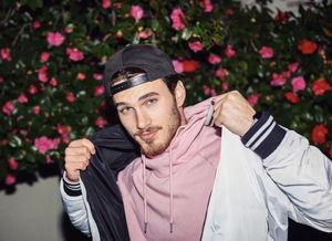 娱乐圈吃瓜博主敲锤男